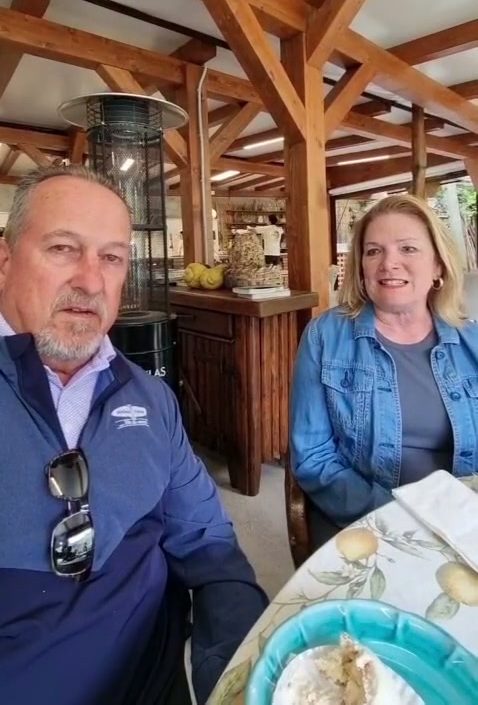 Una pareja de clientes comparte su experiencia en una mesa de restaurante